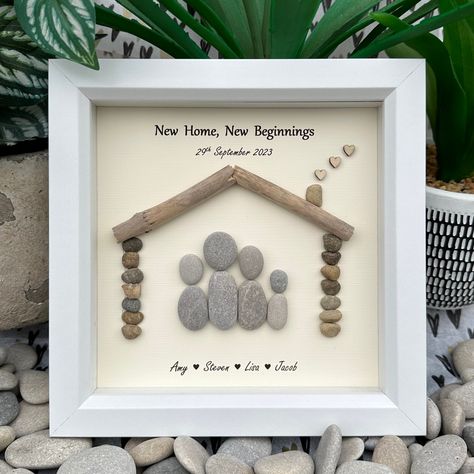 New Design! New House Pebble art. Housewarming gift, New home gift, Personalised house gift. House warming gift. Beautifull, unique, bespoke, personalised handmade gift made from all natural materials. You can add customisation details to the notes  when you place an order. This can be anything you think may be important to create your item.  This picture is made to order so it will take a couple days before I can post it. This will include customising it exactly the way you want it with no extr Housewarming Gift For Best Friend, Best House Warming Gifts Unique, Diy Home Gifts Ideas, Gift For House Warming New Homes, Couple Home Decor Ideas, Diy Housewarming Gift Ideas, Diy Housewarming Gifts, New Home Celebration, Couple Home Decor