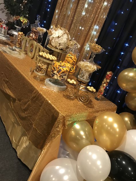 Great Gatsby , Roaring 20's Candy Bar , black, gold and white balloons Black And Gold Treat Table Ideas, Sweet 16 Black And Gold Theme, Lolly Table, Gold Quinceanera Theme, Gold Candy Bar, Gold Theme Party, Masquerade Party Decorations, Great Gatsby Themed Party, Black And Gold Theme