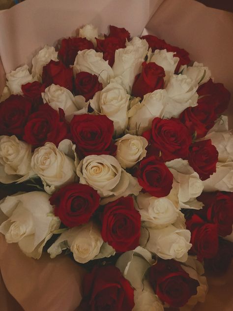 Red Roses Garden, Tumblr Flower, Whats Wallpaper, Love Prayer, Iphone Wallpaper Landscape, Red And White Roses, Red Rose Bouquet, Nothing But Flowers, Flower Therapy