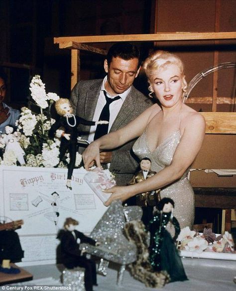 Yves and Marilyn Marilyn Monroe Pregnant, Marilyn Monroe Old, Rare Marilyn Monroe, Marilyn Monroe Portrait, Norma Jean Baker, Marilyn Monroe Art, Meg Ryan, Marilyn Monroe Photos, Actrices Hollywood