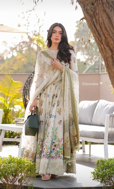 Faiza Saqlain, Unusual People, Traditional Indian Dress, Desi Aesthetic, Pakistani Dresses Casual, Pakistani Fancy Dresses, Pakistani Fashion Party Wear, Beautiful Pakistani Dresses, Indian Dresses Traditional