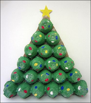 Egg Carton Christmas Tree, Carton Christmas Tree, Egg Carton Christmas, Projects For Preschoolers, Recycled Christmas Tree, Crate Crafts, Egg Carton Crafts, Christmas Decorations For Kids, Christmas Paper Crafts