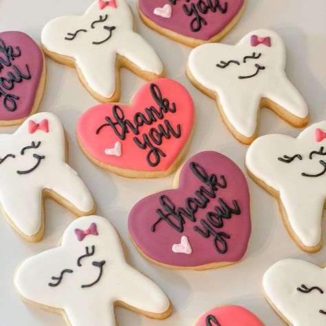 Decorated Tooth Cookies, Dental Cookies Ideas, Teeth Cookies, Tooth Cookies, Dental Cookies, Dental Hygiene Cookies, Tooth Cookies Dentist, First Teeth Cake Ideas, Dentist Ideas