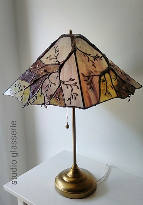 Diy Lamp Shade Makeover, Lamp Shade Makeover, Stained Glass Lamp Shades, Lampshade Makeover, Stained Glass Light, Deco Nature, Lampe Decoration, Diy Lamp Shade, Stained Glass Lamps