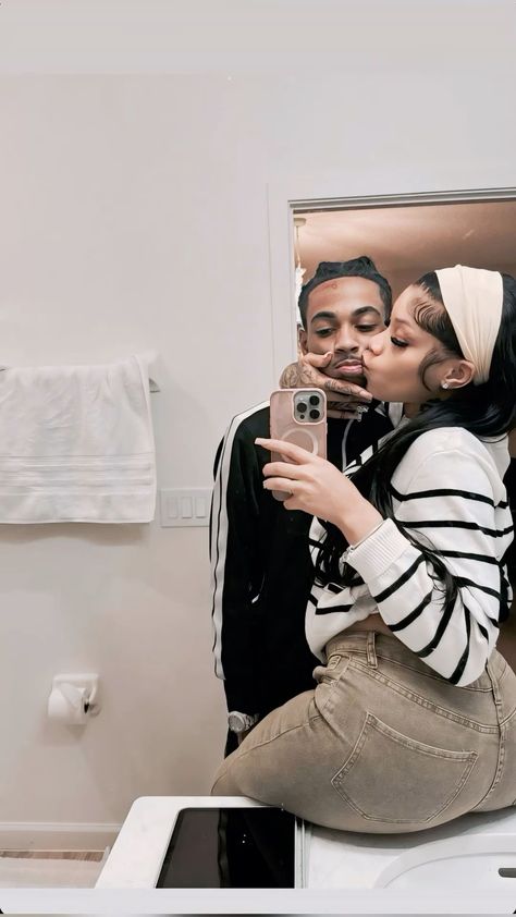 Couple Picture Poses Mirror, Hand On Boyfriends Chest, Black Couple Instagram Pictures, Black Couple Selfies Aesthetic, Couple Pop Out Photos, 1 Month Anniversary Girlfriend, Bathroom Mirror Pics With Boyfriend, Black Couples Picture Ideas, Couple Picking Up Pose