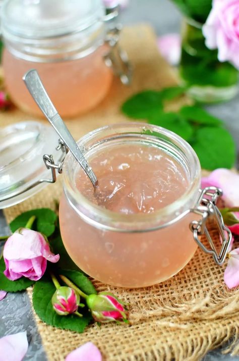 Easy Jams, Rose Petal Recipes, Rose Ideas, Easy Jam, Edible Flowers Recipes, Foraging Recipes, Canning Tips, Rose Recipes, Tea Making