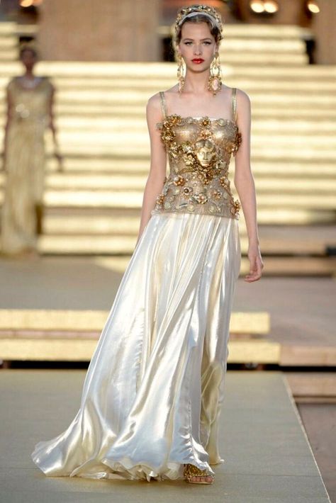 Dolce Gabbana Alta Moda, Fancy Stuff, Collection Couture, Vogue Germany, Fantasy Dress, Dress Inspiration, Play Dress, Vintage Vogue, 가을 패션