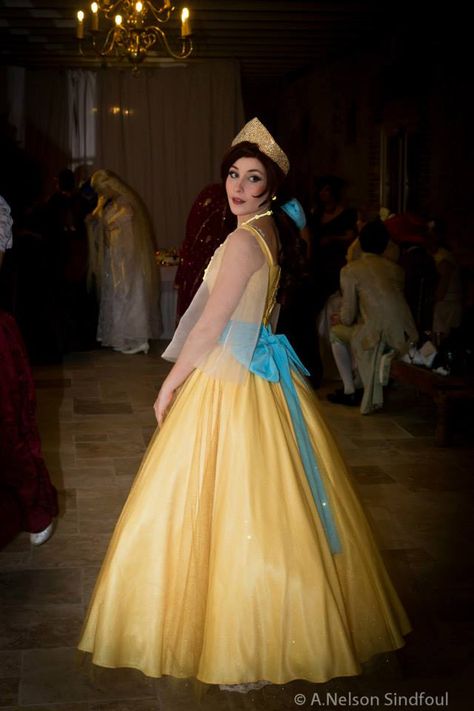 Anastasia Cosplay, Costume Carnaval, Anastasia Romanov, Fantasia Disney, Yellow Gown, Disney Cosplay, Disney Costumes, Amazing Cosplay, Best Cosplay