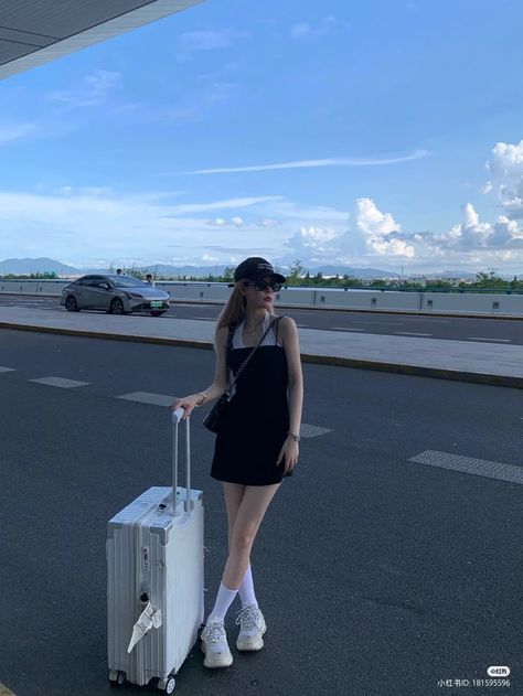 Ulzzang Airport Girl, Airport Pose, Plane Fits, Korean Airport Fashion, Ulzzang Outfit, Travel Pose, Beach Photography Poses, Nyc Life, Best Photo Poses