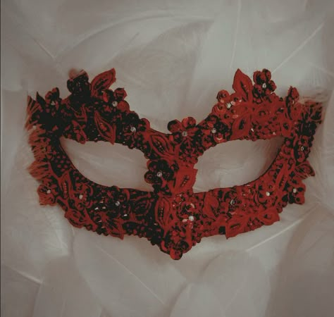 Maroon Masquerade Mask, Red Black And Gold Outfit Ideas, Dark Red Masquerade Mask, Mascarade Ball Outfit, Masked Ball Outfit, Black Masquerade Dress, Mascara Party, Masquerade Mask Aesthetic, Red Masquerade Mask