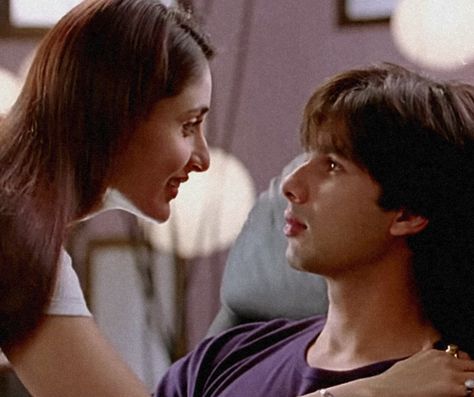 Shahid And Kareena, Shahid Kapoor Jab We Met, 90s Romance, Movie Night Photography, Jab We Met, Pan Movie, 90s Couples, Peter Pan Movie, Indian Things