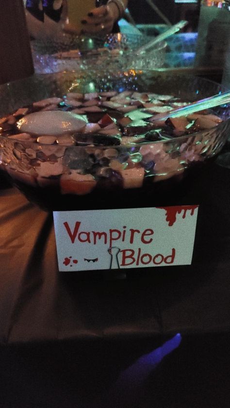 Vampire Birthday Party, Blood Punch, Halloween Party Drinks, Vampire Blood, Halloween Drinks, Halloween Party Themes, Halloween 2, Party Drinks, Decor Idea