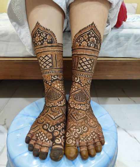 Leg Mehndi For Bride, Legs Mehndi Design Bridal Latest, Leg Mehendi Design Bridal, Bridal Leg Mehendi Designs Simple, Leg Bridal Mehendi Design, Khafeef Mehendi Designs, Bride Leg Mehendi Design, Bridal Mehndi Designs For Foot, Legs Mehndi Design Bridal