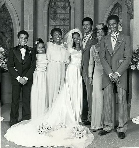 The cast of "Good Times" from left to right: Michael Evans (Ralph Carter), Penny Woods (Janet Jackson), Florida Evans (Esther Rolle), Thelma Evans (Bernadette Stanis), Keith Anderson (Ben Powers), Willona Woods (Ja'net DuBois) and J.J. Evans (Jimmie Walker) Vintage Groom, African American Weddings, Vintage Wedding Photos, Vintage Black Glamour, Portrait Pictures, Black Hollywood, Black Celebrities, The Jacksons, Wedding Gowns Vintage