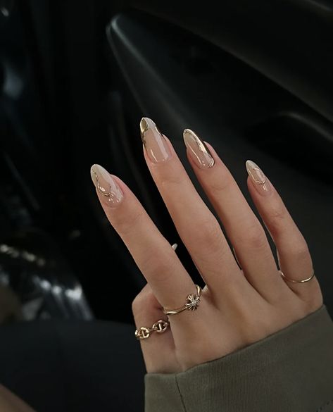 Gold Details Nails, Nail With Gold Design, Nails Gold Detail, Nails With Golden Details, Gold Design Nails, Classy Gold Nails, Pretty Nails For Winter, Christmas Nails Almond, Trendy Christmas Nails