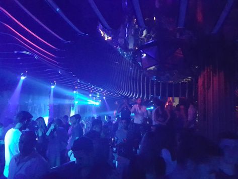 My Top 7 Nightclubs and Bars in Dubai. | Lux Life London Dubai Aesthetic Night, Aesthetic Night Life, America Holiday, Dubai Nightlife, Night Club Aesthetic, Luxury Lifestyle Travel, Dubai Holidays, Lux Life, Nightclub Design