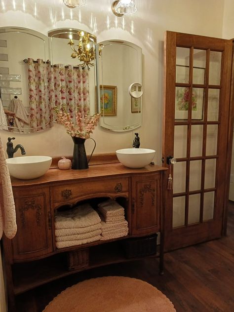 Cottage Core Bathroom Decor Ideas, Cozy Vintage Bathroom, Old Bathroom Aesthetic, Thrifted Bathroom, Cottage Core House Interior, Cozy Small Bathroom, Germany Apartment, English Cottage Bathroom, Cottage Core Bathroom