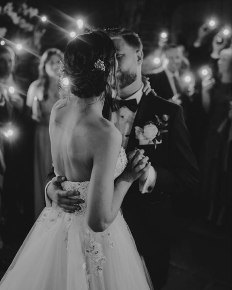 Bride And Groom Night Photos, Evening Wedding Pictures, Phone Flashlight Wedding Exit, Low Light Wedding Photography, Flash Wedding Photography, Wedding Preparation Photos, Wedding Group Photos, Night Wedding Photos, First Dance Wedding