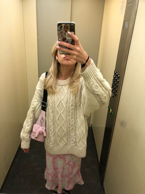 Pink Fluffy Bag Outfit, Kipling Bags Outfit Style, Fluffy Bag Outfit, Rory Sweater, Fluffy Bag, Aesthetic Bags, Kipling Bags, Bag Outfit, Pink Outfit