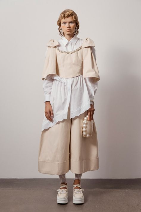 Simone Rocha Spring 2021 Ready-to-Wear collection, runway looks, beauty, models, and reviews. Runway Reference, Deconstructed Fashion, Cotton Corset, Fashion Designing, Pant Trends, Primavera Estate, Corset Top, Style Ideas, Runway Fashion