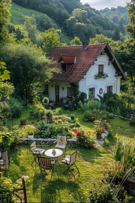 Cottagecore Architecture, Small Cozy House Exterior, Cottagecore Homes, Very Small House, Taman Vintage, Cottage Core Summer, Dream Life House, Dream Cottage, Fantasy House