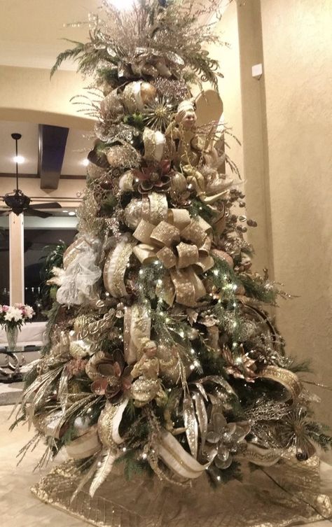 Champagne Color Christmas Tree Decor, Christmas Tree Ideas Classy, Champagne Christmas Tree Ornaments, Gold & Cream Christmas Tree, Champgne Color Ornamenta For White Xmas Tree, Rustic Glam Christmas Tree Ornaments, Christmas Tree Feathers, Champagne Christmas Tree, Glam Christmas Tree