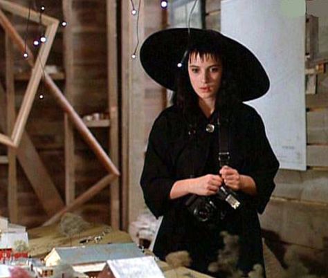 Winona Ryder Beetlejuice, Beetlejuice Girl, Johnny Depp 90s, Lydia Deetz Costume, Lydia Deetz Cosplay, Tim Burton Personajes, Lydia Beetlejuice, Winona Forever, Beetlejuice Movie