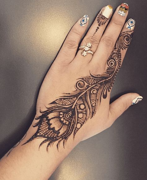 Shree Krishna Mehndi Designs, Unique Henna Design, Simple Mehndi Tattoo, Henna Patches, Mehndi Design Engagement, Engagement Mehndi Design, Henna Feather, Feet Mehandi, Mehndi Practice