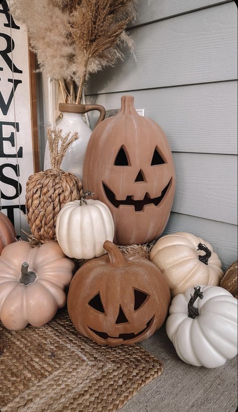 Terracotta Pumpkins, Casa Halloween, Halloween Facts, Halloween Front Porch, Fall Thanksgiving Decor, Halloween Decorating, Diy Pottery, Fall Halloween Decor, Seasonal Crafts