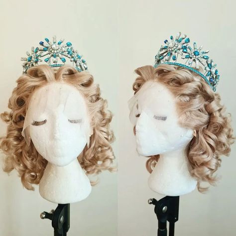 ✨️ Glinda Wig and Crown ✨️ This is just a very quick styling of the wig since I'm gonna do it properly at the hotel after the flight. But… | Instagram Wicked Glinda Wallpaper, Glenda The Good Witch Crown Pattern, Glinda Cosplay, Glinda The Good Witch Bubble, Glinda Hair Wicked, Glinda Crown, Glinda Wicked Broadway, Bubble Dress, Theatre Nerds