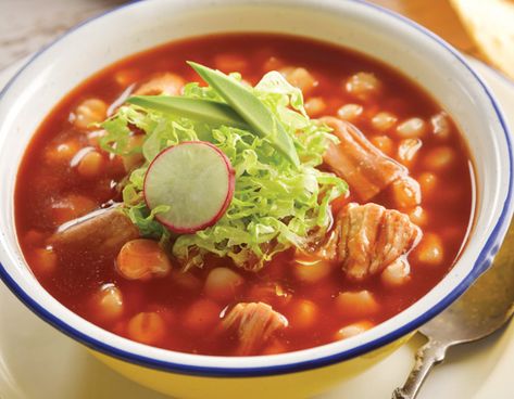 ¿Quieres hacer feliz a alguien el día de hoy? Cocínale pozole rojo de puerco. Al terminar de leer la receta querrás prepararlo de inmediato porque a ti también se te hará agua la boca. Menudo Recipe Easy, Pozole Recipe, Real Mexican Food, Mexican Menu, Traditional Mexican Food, Mexican Dinner Recipes, Best Mexican Recipes, Mexican Dessert, Mexican Food Recipes Authentic