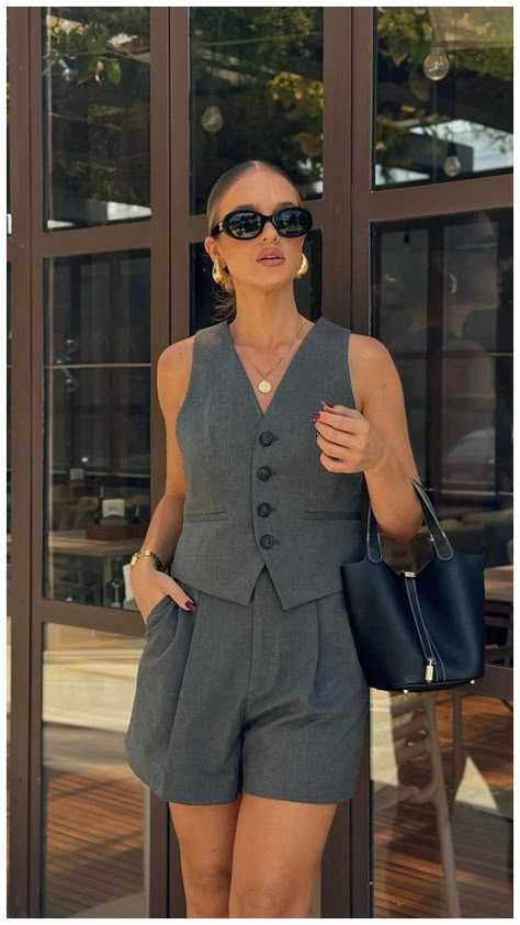 Short Vest Outfits For Women, Chique Outfit, Chic Business Casual, Outfits For Work, Professional Outfits Women, Casual Chique, Business Outfits Women, Stylish Work Attire, Effortless Outfit