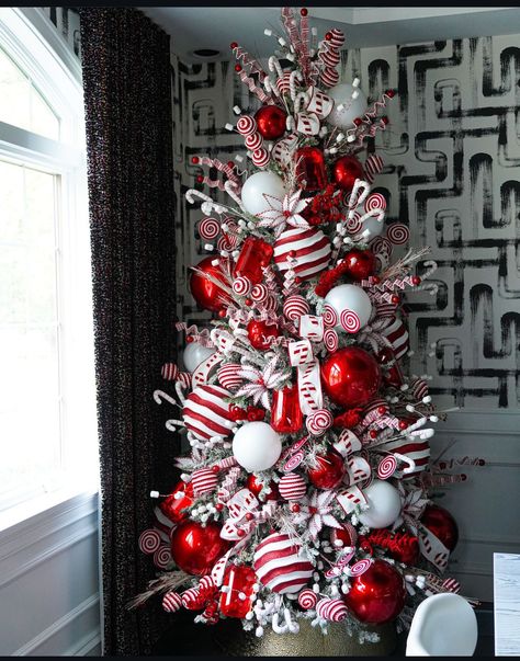 Red White Christmas Decor, Vintage Inspired Christmas Tree, White Christmas Decor Ideas, Red And White Christmas Tree, Luxury Christmas Decor, Glam Christmas Decor, Candy Cane Lane, Tree Inspiration, Candy Cane Christmas Tree