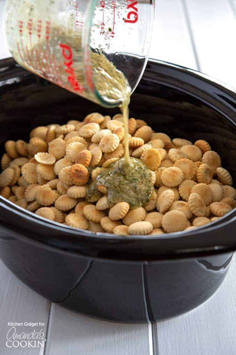 Crackers Seasoned, Appetizers Crockpot, Snack Appetizers, Oyster Crackers Recipe, Seasoned Oyster Crackers, Ranch Oyster Crackers, Ranch Crackers, Food Crockpot, Easy Snack Mix