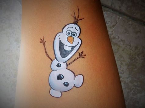 Lee Aska || olaf Disney Face Painting, Frozen Face Paint, Schnee Party, Olaf From Frozen, Christmas Face Painting, Cheek Art, Girl Face Painting, Face Painting Tutorials, Leg Painting