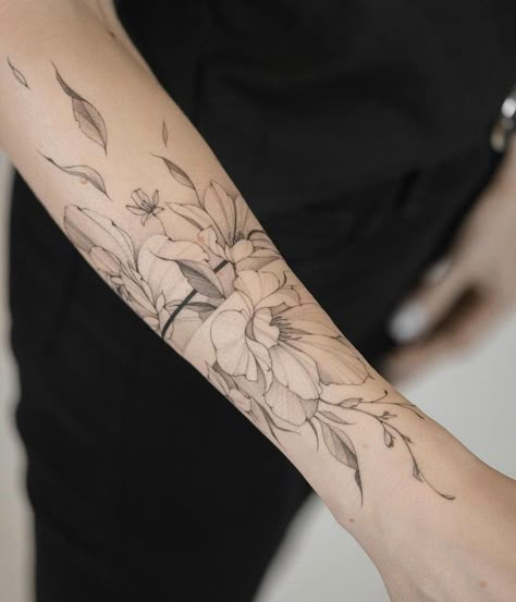 Womens Half Sleeve Tattoo, Half Sleeve Tattoo Upper Arm, Womens Half Sleeve, Mutterschaft Tattoos, Tattoo Upper Arm, Lower Arm Tattoos, Tattoo Art Design, Cuff Tattoo, Feminine Tattoo Sleeves