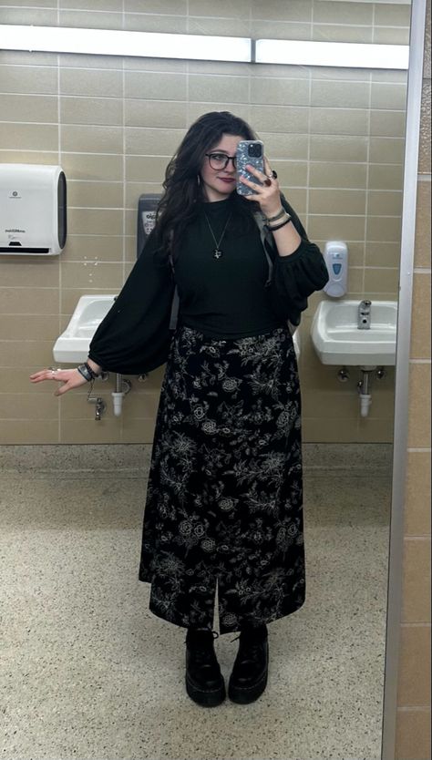 Long Skirt Mom Outfits, Styling Long Skirts Plus Size, Maxi Skirts Plus Size Outfit, Womens Goth Outfits, Outfit Inspo Aesthetic Winter Plus Size, Dark Feminine Style Plus Size, Grunge Outfits Skirts Long, How To Style Patterned Skirt, Emo Long Skirt Outfits