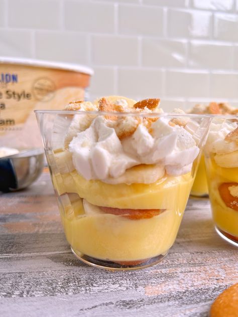 Paula Dean Banana Pudding, Individual Dessert Cups, Banana Pudding Cups, Store Bought Cookies, Banana Pudding Desserts, Banana Cream Pudding, Parfait Cups, Homemade Banana Pudding, Mini Bananas