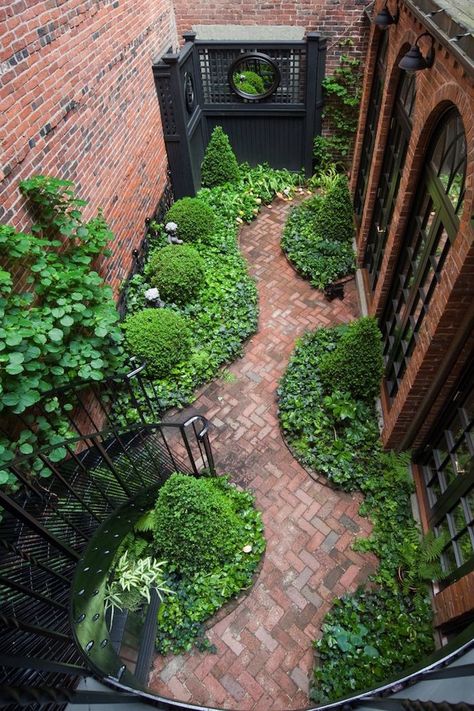 25 Seriously Jaw Dropping Urban Gardens Glowing Garden, Brick Courtyard, Boston Garden, Urban Garden Design, Court Yard, Small Yards, Small Courtyard Gardens, Walkways Paths, Garden On A Hill