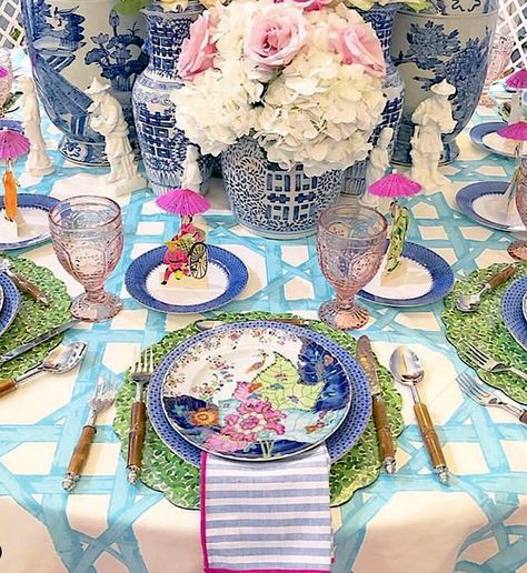 Chinoiserie Tablescape, Blue Table Settings, Chinoiserie Decorating, Blue White Decor, Sunday Style, Chinoiserie Style, Beautiful Table Settings, Chinoiserie Chic, Blue Table