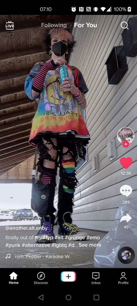 Clown Punk Fashion, Clownpunk Fashion, Casual Clowncore, Scenecore Aesthetic Outfit, Punk Clown, Scenecore Outfit, Clown Punk, Clowncore Fashion, Cute Goth Outfits