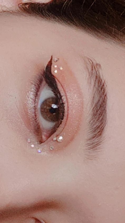 Rhinestone Eye Makeup Hooded Eyes, Rhinestone Makeup Hooded Eyes, Rhinestone Eye Makeup Simple, Simple Rhinestone Makeup, Rhinestone Eye Makeup, Rhinestones Makeup, Makeup Wings, Makeup Beginner, Monolid Makeup