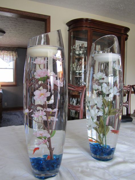 Practice centerpeices for wedding reception. Flowers still undecided but the fish are for sure. Can't wait to see how they look with all the other table decor. Real Fish Centerpiece Ideas, Fish Bowl Table Centerpiece, Fish Wedding Centerpieces, Fish Bowl Centerpiece, Diy Fish Bowl, Fishbowl Centerpiece, Fish Centerpiece, Fish Wedding, Real Fish