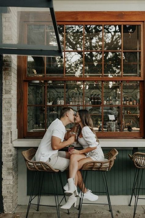 Outfit Ideas Outdoor, Coffee Engagement Photos, City Couples Photography, Couples City, Dallas Engagement, Wedding Fotos, Engagement Outfit Ideas, Engagement Session Ideas, Coffee Creamers