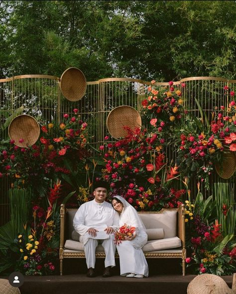 Pelamin Simple Diy, Traditional Malay Wedding Decor, Melayu Klasik Tema, Pelamin Klasik Tradisional Melayu, Classic Malay Wedding Theme, Malay Wedding Pelamin Rustic, Malay Wedding Pelamin, Traditional Malay Wedding, Pelamin Decoration