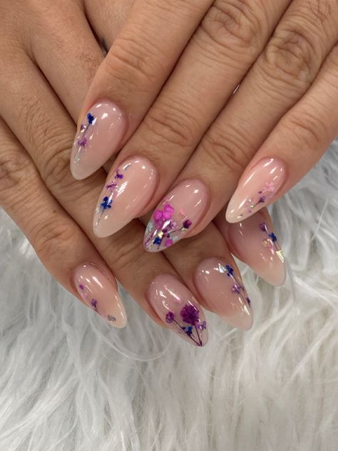 Incapcilated Flower Nails, Encapsulated Dried Flower Nails, Dried Flower Nails Short, Floral Encapsulated Nails, Dry Flower Nail Art Designs, Encapsulated Almond Nails, Encapsulation Nails, Flower Encapsulated Nails, Nails With Real Flowers