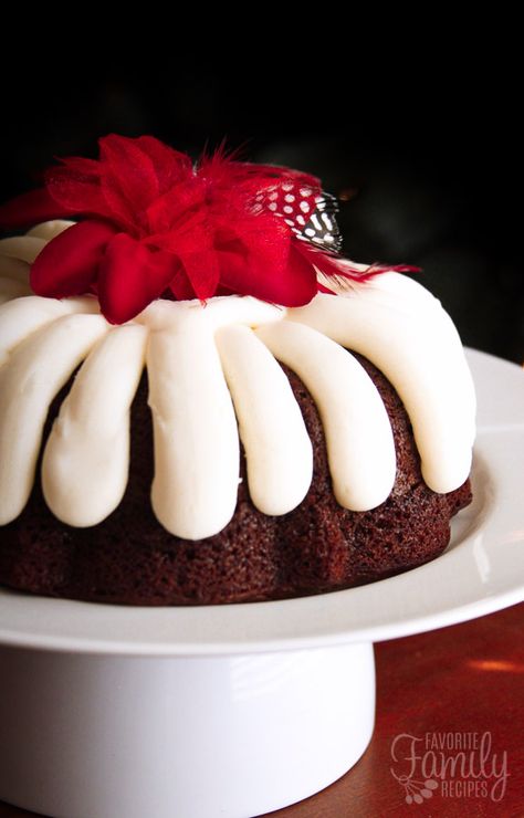 This Chocolate Chocolate Chip Nothing Bundt Cake is fabulous! Our recipe tastes exactly like the one you can get at the shop! Chocolate Chocolate Chip Cake, Bundt Cake Chocolate, Chocolate Melting Cake, Cupcakes White, Chocolate Chip Bundt Cake, Ideas Cupcakes, Nothing Bundt, Pumpkin Bundt Cake, Nothing Bundt Cakes