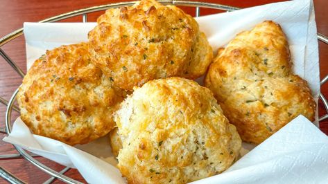 Love biscuits? These sourdough discard cheddar biscuits are tender, flaky, and fluffy with a subtle yet delicious tang. Check out the full recipe! | Yummy And Easy Sourdough Cheddar Biscuits | #biscuit #cheddar #yummy Red Lobster Cheddar Bay Biscuits Recipe, Quick Biscuit Recipe, Biscuit Monkey Bread, Southern Biscuits Recipe, Easy Drop Biscuits, Red Lobster Cheddar Bay Biscuits, Drop Biscuits Recipe, Red Lobster Biscuits, Cheddar Bay Biscuits