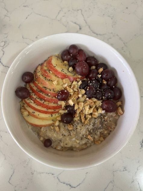 Healthy oatmeal breakfast with fruit and nuts walnuts apple grapes vegan snack Oatmeal With Grapes, Oatmeal With Nuts And Fruit, Grapes Breakfast, Breakfast With Fruit, Nuts Breakfast, Grape Bowl, Oatmeal With Fruit, Healthy Oatmeal Breakfast, Vegan Snack