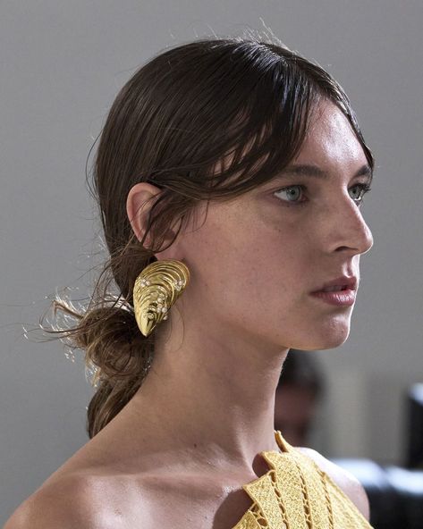 Spring 2023 hair trends Spring 2023 Hair, Fashion Week Ss23, Spring 2023 Fashion Show, Spring Hair Trends, Runway Earrings, Aw 23, Peter White, 2023 Hair, Prabal Gurung